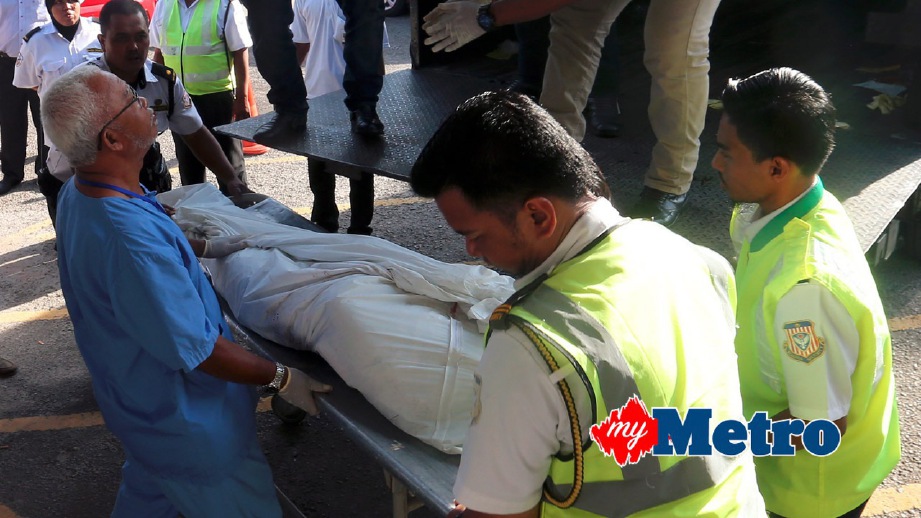 PEKERJA kilang yang maut dibawa ke Unit Forensik Hospital Seberang Jaya, semalam. FOTO Danial Saad