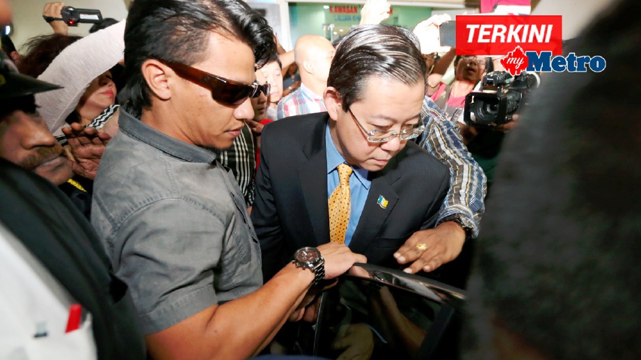 LIM Guan Eng (tengah) ditahan pegawai Suruhanjaya Pencegahan Rasuah Malaysia (SPRM) yang kemudian membawanya ke pejabat SPRM. FOTO Mikail Ong