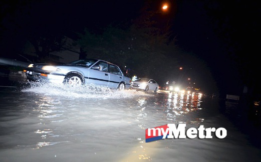 BEBERAPA jalan di sekitar  Bayan Lepas ditenggelami air selepas hujan satu jam, malam tadi. FOTO Shahnaz Fazlie Shahrizal