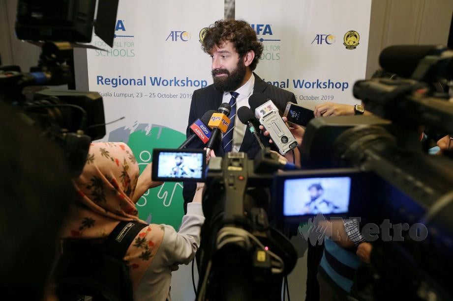 Zimmermann bercakap kepada media pada bengkel serantau - Program bola sepak untuk sekolah FIFA. FOTO Owee Ah Chun.
