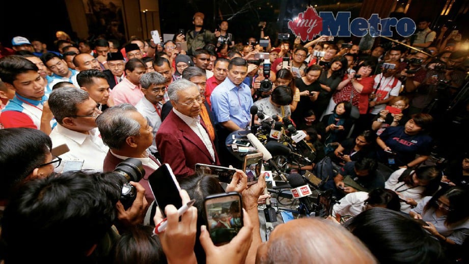 MAHATHIR (tengah) menjawab soalan media di Petaling Jaya, malam tadi. FOTO Luqman Hakim Zubir