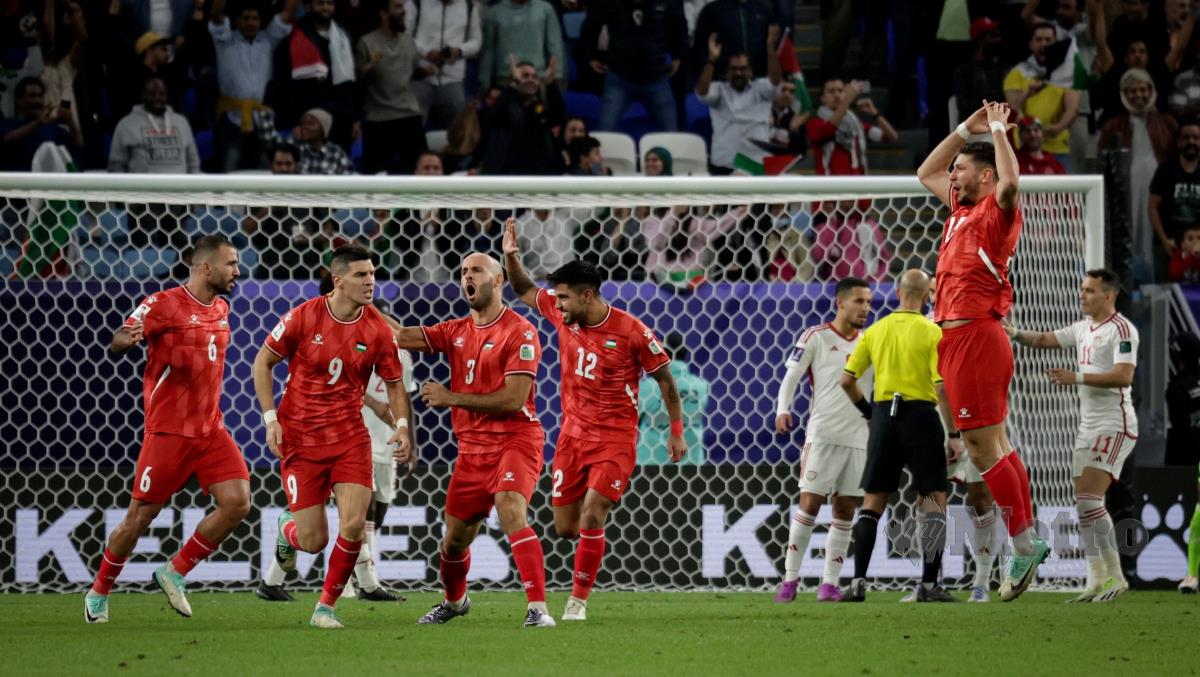 PEMAIN Palestin meraikan gol penyamaan ketika seri 1-1 dengan UAE. FOTO BERNAMA 
