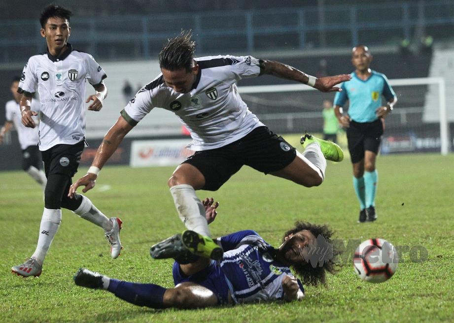 PEMAIN TFC II, Bruno Suzuki (jersi putih) diasak pemain Kuala Lumpur, Alif Samsudin di Stadium Sultan Ismail Nasiruddin Shah.  - FOTO Ghazali Kori