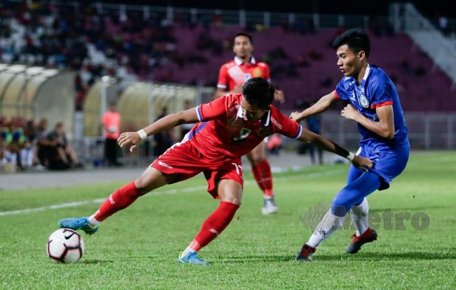 PEMAIN Kelantan, Mohamad Khairul Rizam dihalang pemain Sarawak, Nor Azizi Ramlee dalam saingan Kumpulan A, Piala Cabaran di Stadium Sultan Muhammad ke IV, Kota Bharu.