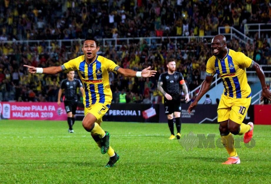 AKSI Faisal  meraikan jaringan ketika menentang TFC  di Stadium Darul Makmur . - FOTO Bernama