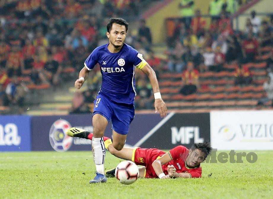 Hadin Azman (kiri) berjaya melepasi pemain Selangor dalam aksi Piala FA di Stadium Shah Alam. FOTO NSTP.
