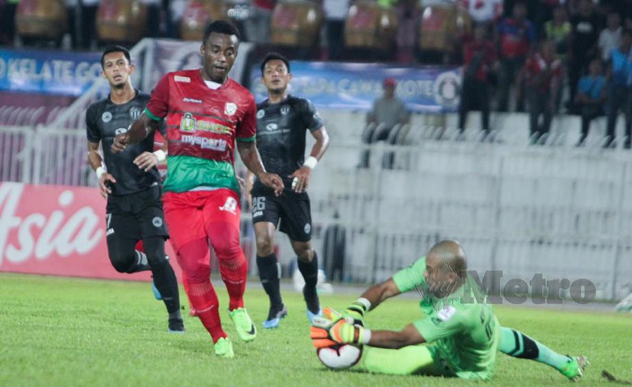 PENYERANG Kelantan United, Elano Carlos Zozimar gagal menembusi gawang TFC   di Stadium Sultan Muhammad Ke IV.  - FOTO Syamsi Suhaimi