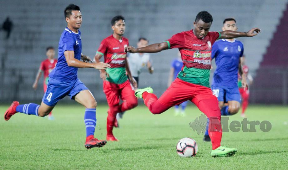 Penyerang pasukan Kelantan United FC, Elano Carlos Zozimar melakukan cubaan ke pintu gol Sabah dalam aksi Piala FA. FOTO Syamsi Suhaimi.