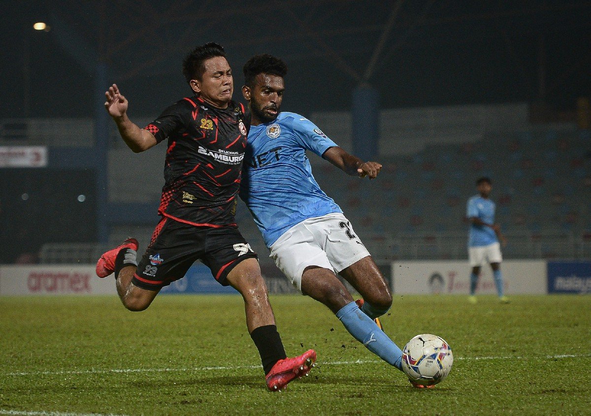 Pemain Kelantan FC, Natanael Ringo diasak pemain PJ City FC K Prabakaran pada aksi Piala FA di Stadium MBPJ. FOTO Bernama