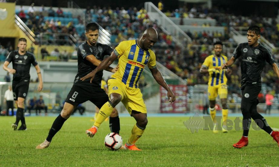 PEMAIN Pahang, Dickson Nwakaeme diasak pemain Terengganu, Chantachery Bin (kiri) pada saingan suku akhir kedua Piala FA di Stadium Darul Makmur.