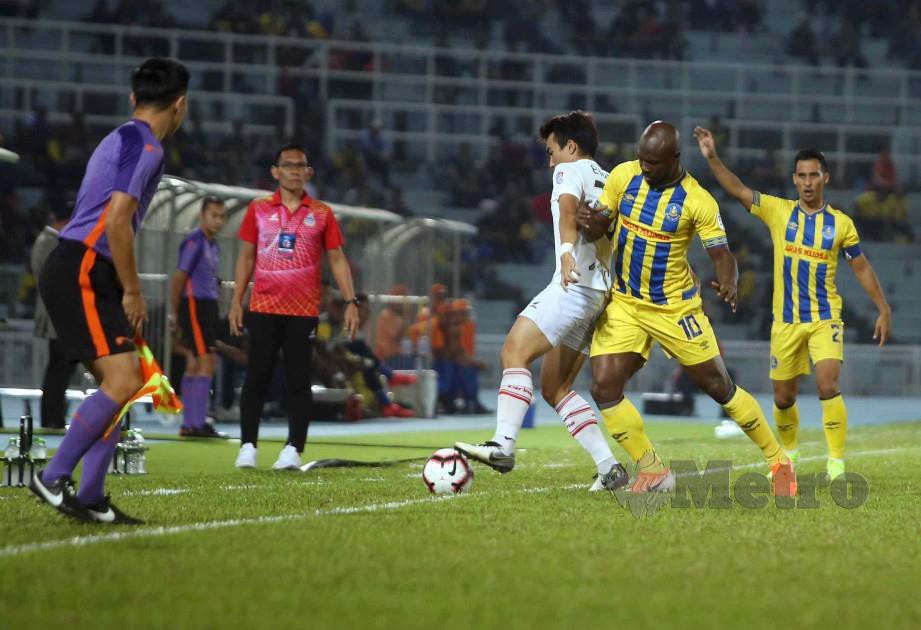 Julius Ating (dua kiri) memerhatikan aksi pemainnya pada perlawanan Piala Malaysia bertemu Pahang di Stadium Darul Makmur. FOTO Muhammad Asyraf Sawal