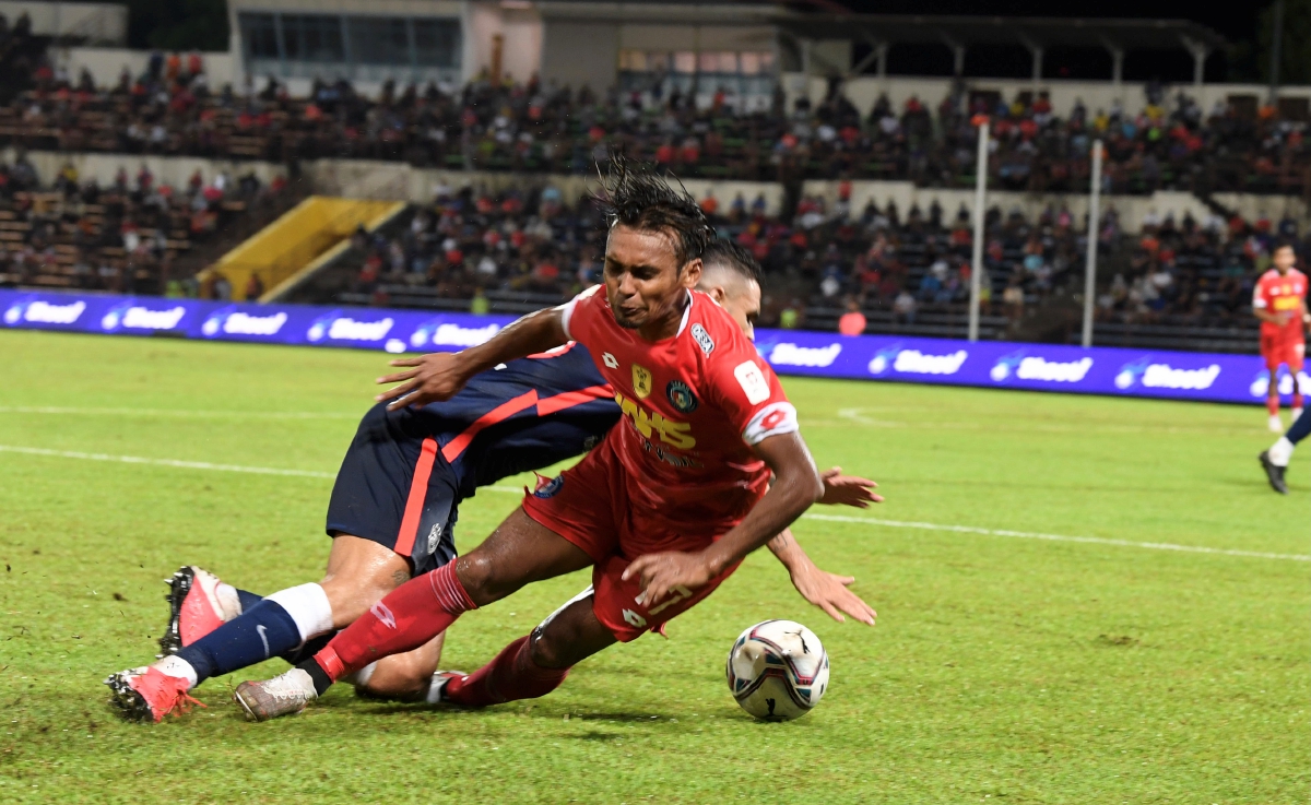 PENYERANG Sabah FC, Amri Yahyah diasak pertahanan  JDT  di Stadium Likas. FOTO Bernama
