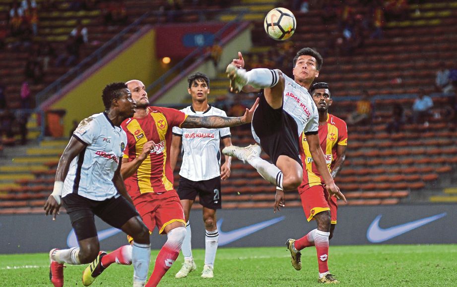 PEMAIN Pahang, Muslim Ahmad (kanan) membuat sepakan gunting ke arah gawang Selangor dalam aksi Piala Malaysia di Stadium Shah Alam. FOTO Bernama
