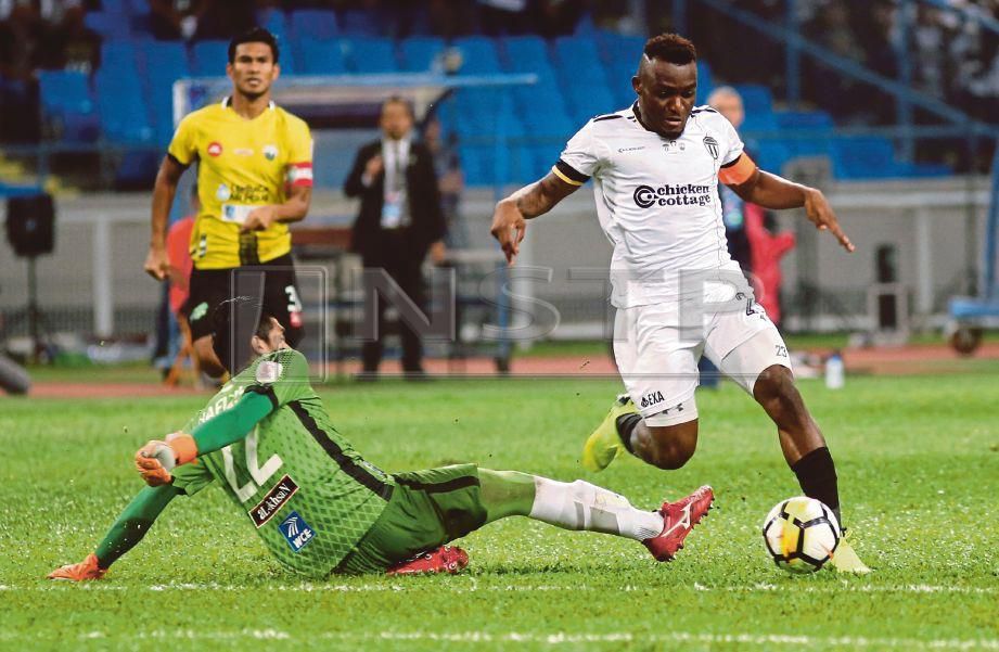 TCHETCHE (kanan) diasak penjaga gol Perak, Muhammad Hafizul Hakim (tengah) pada perlawanan akhir Piala Malaysia 2018, semalam. FOTO Eizairi Shamsudin