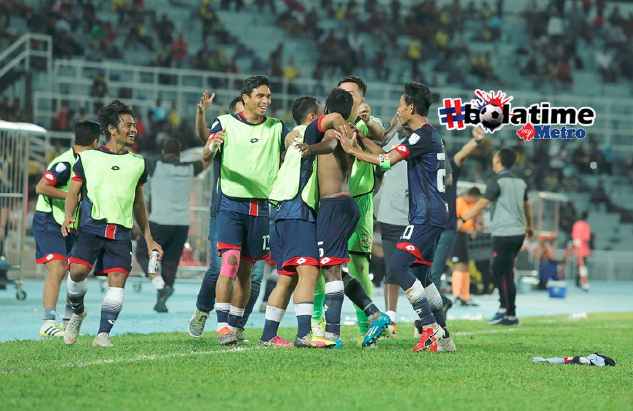 PEMAIN Selangor Sarkunan Krishnansamy (tengah) diraikan selepas menjaringkan gol ketika menentang Pahang dalam saingan Piala Malaysia 2018 di Stadium Darul Makmur. FOTO/ZULKEPLI OSMAN