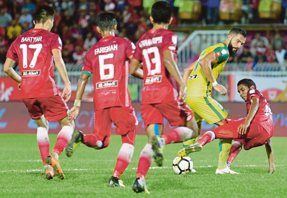 PEMAIN Kedah, Liridon Krasniqi, dikepung pertahanan Kelantan, pada perlawanan terakhir peringkat kumpulan Piala Malaysia di Stadium Sultan Mohd Ke IV. FOTO Fathil Asri