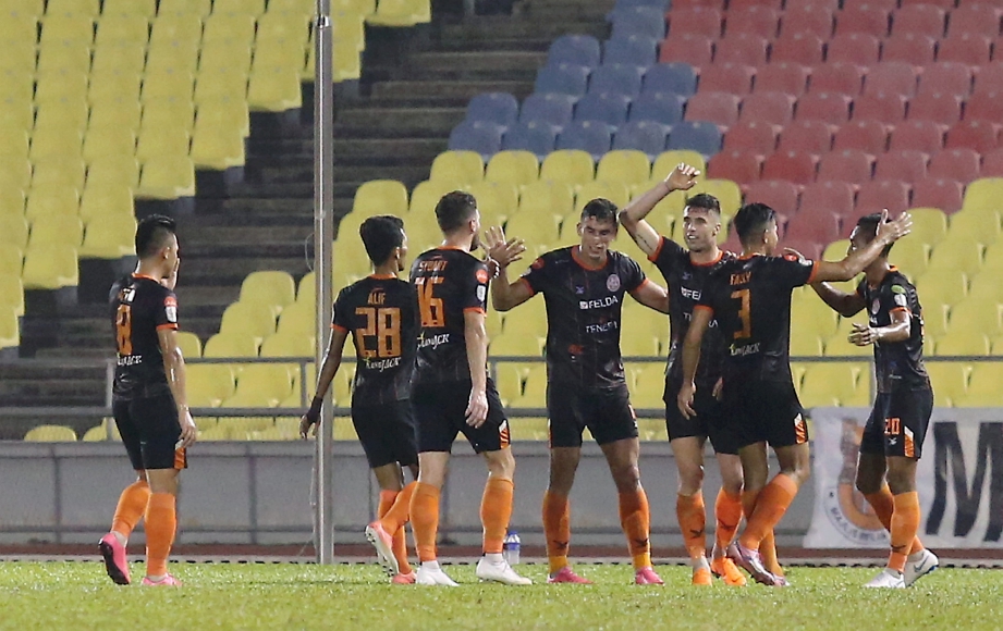 PEMAIN FELDA United FC, Thiago Augusto Fernandes (tiga dari kanan) meraikan jaringan gol keempat ketika menentang PDRM pada perlawanan unifi Piala Malaysia 2018 di Stadium Hang Jebat, Krubong. FOTO Rasul Azli Samad
