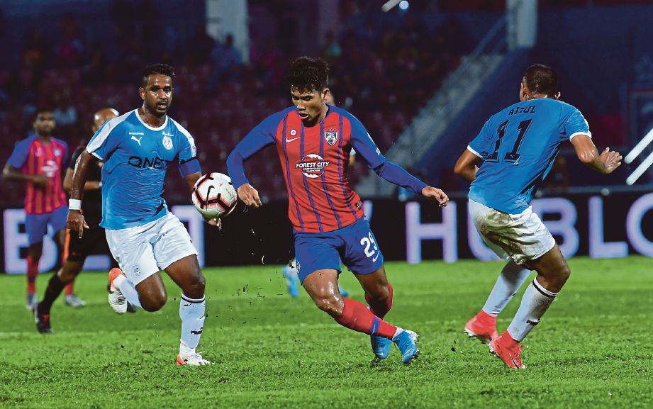 SAFAWI  (tengah) melepasi kawalan dua pemain PJ City FC,  Aizulridzwan Razali dan Subramaniam Sooryapparad  di Stadium Tan Sri Hassan Yunos. - FOTO BERNAMA