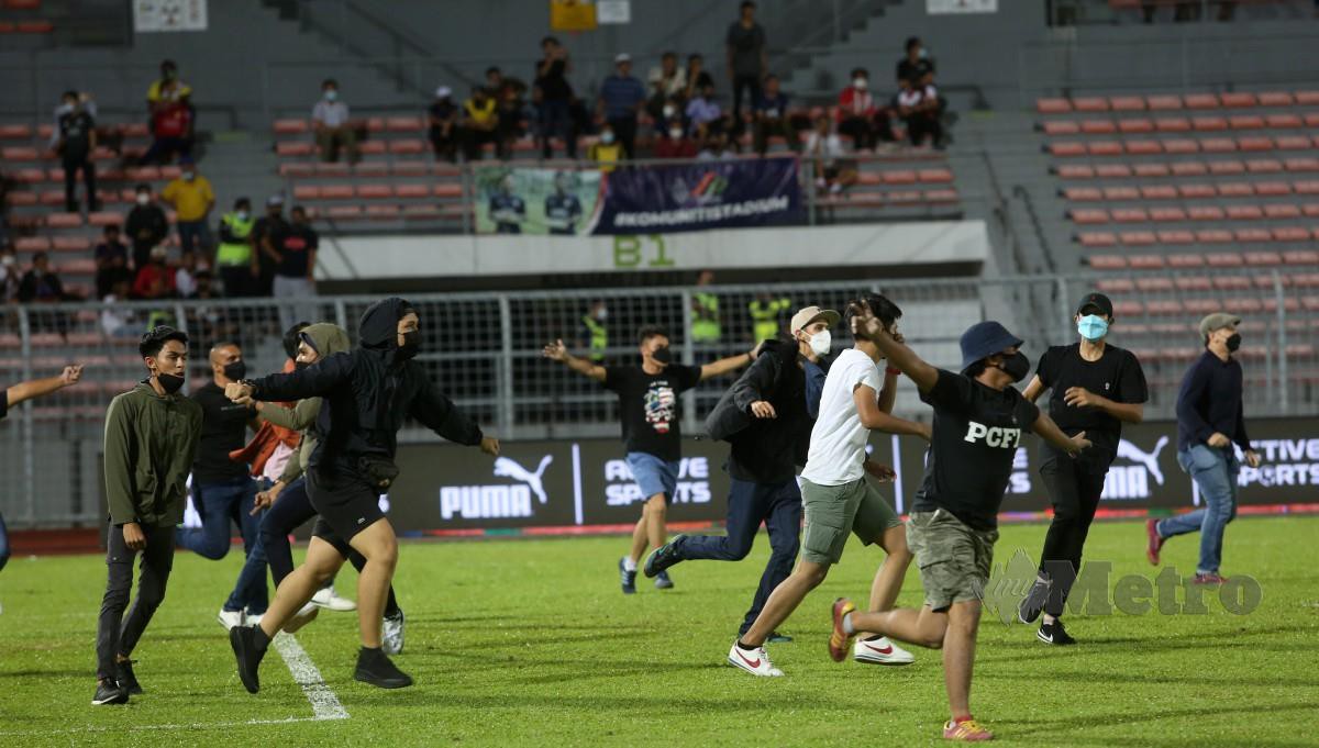 Penyokong Kuala Lumpur City FC merempuh padang meraikan kemenangan selepas menewaskan Selangor FC  pada perlawanan suku akhir Piala Malaysia di Stadium Bola Sepak Kuala Lumpur. FOTO HAZREEN MOHAMAD