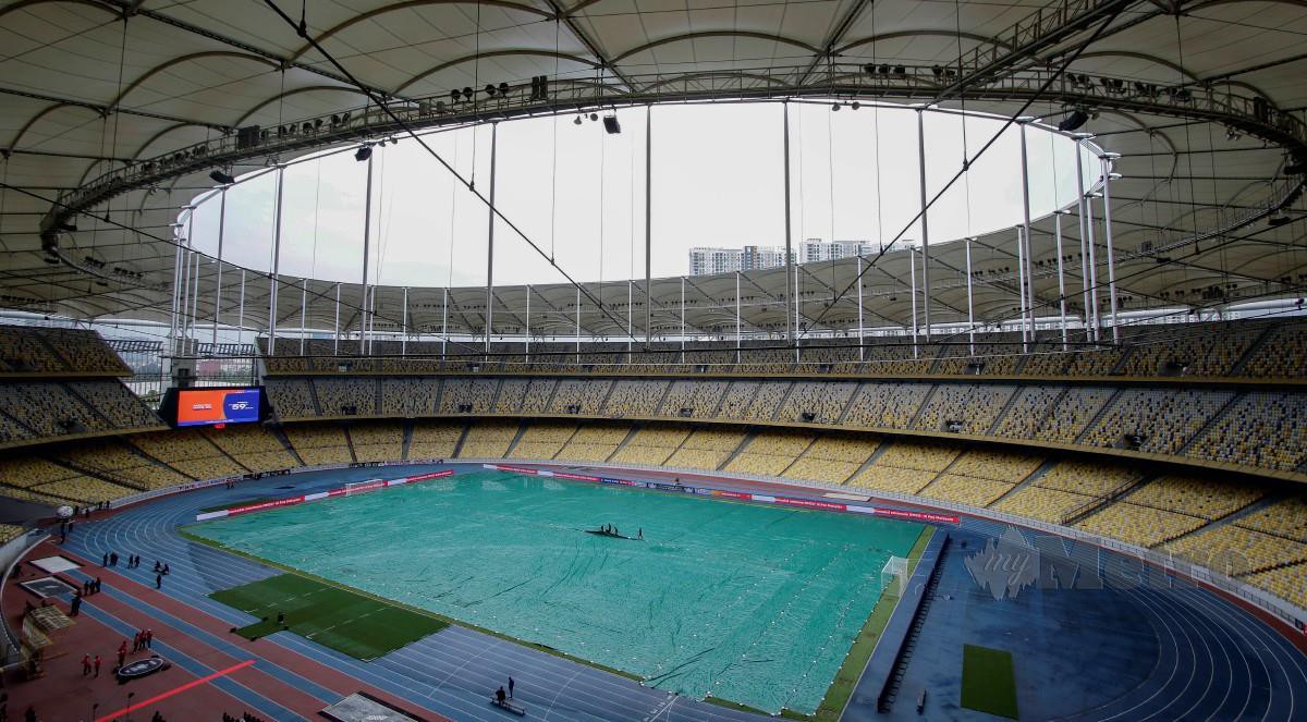 KANVAS gergasi yang digunakan di padang Stadium Nasional Bukit Jalil. FOTO AIZUDDIN SAAD