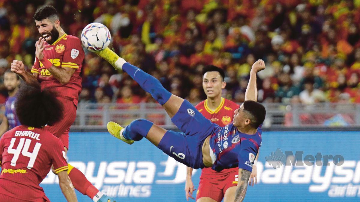 BERGSON (tengah) melakukan libasan ketika menentang Selangor FC di final Piala Malaysia, Sabtu lalu. FOTO AIZUDDIN SAAD
