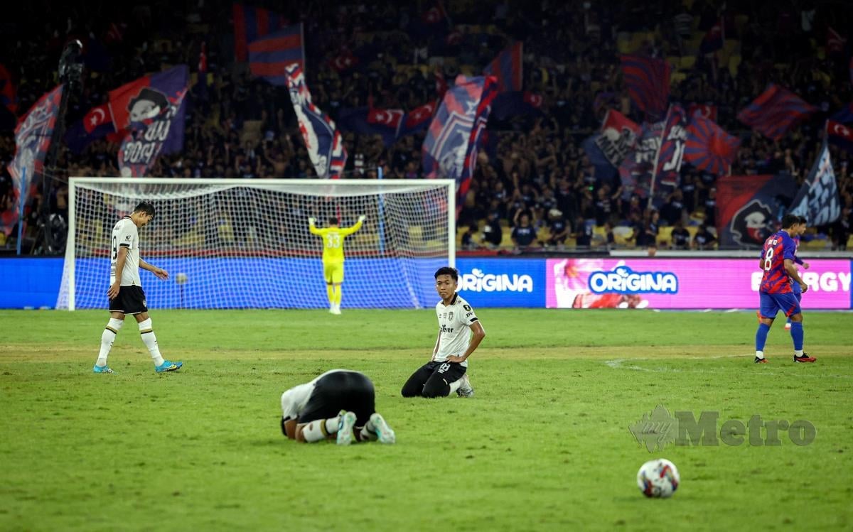 REAKSI kecewa pemain TFC apabila tewas 1-3 di tangan JDT di final Piala Malaysia, malam ini. FOTO BERNAMA 