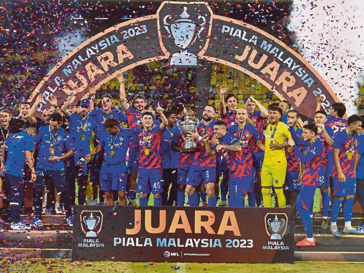 PEMAIN JDT meraikan kejayaan mempertahankan trofi Piala Malaysia selepas menewaskan TFC 3-1, malam tadi. FOTO BERNAMA 
