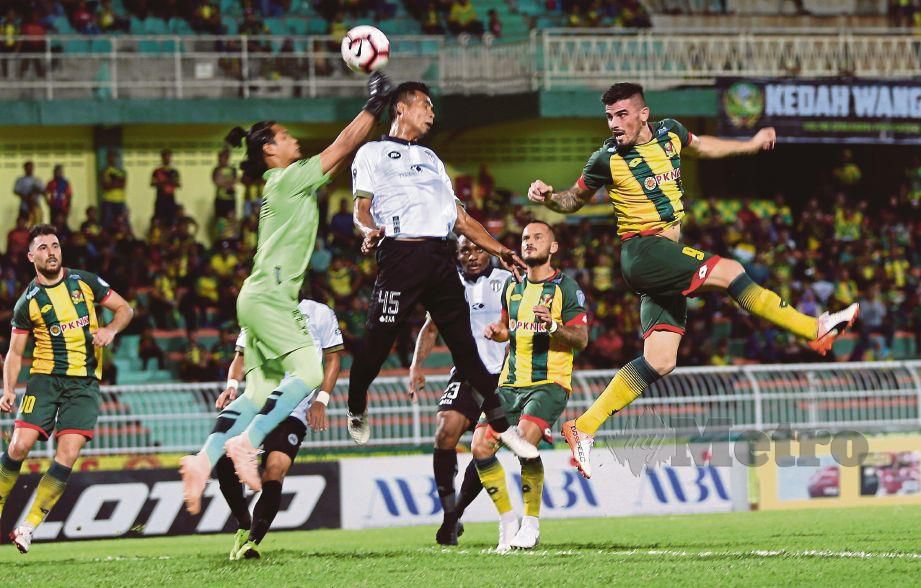 PERCUBAAN pemain import Kedah, Fernando  Ortega (kanan) menerusi tandukan kencang ke gawang TFC  di Stadium Darul Aman.  - FOTO Sharul Hafiz Zam