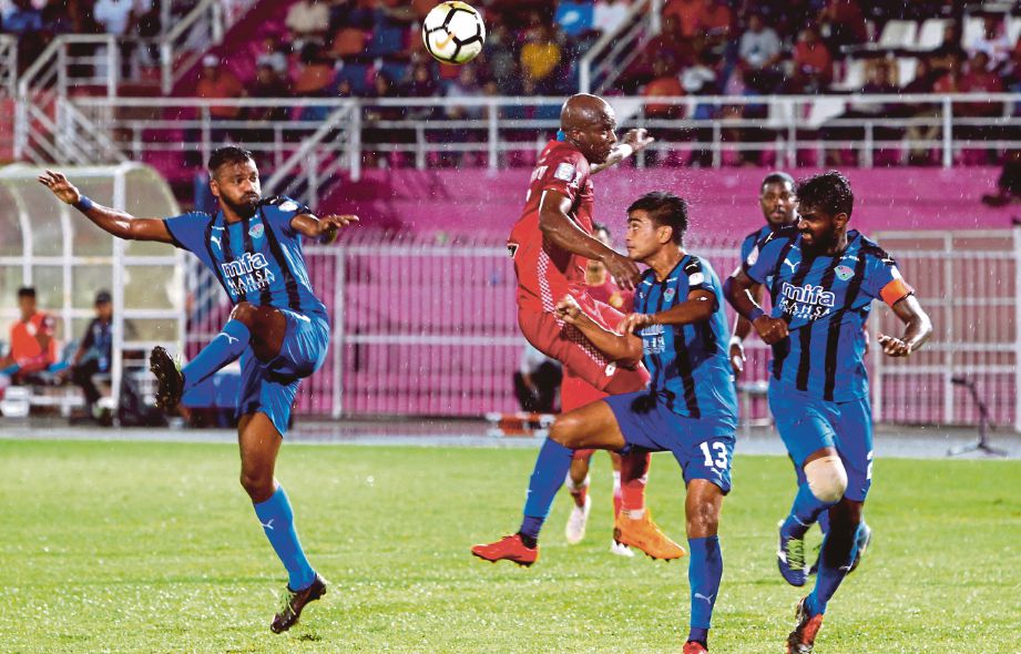 PEMAIN MISC-MIFA cuba menghalang penyerang Kelantan, Cristiano Santos (tengah) pada aksi Kumpulan C Piala Malaysia di Stadium Sultan Mohammad IV. FOTO Zaman Huri Isa