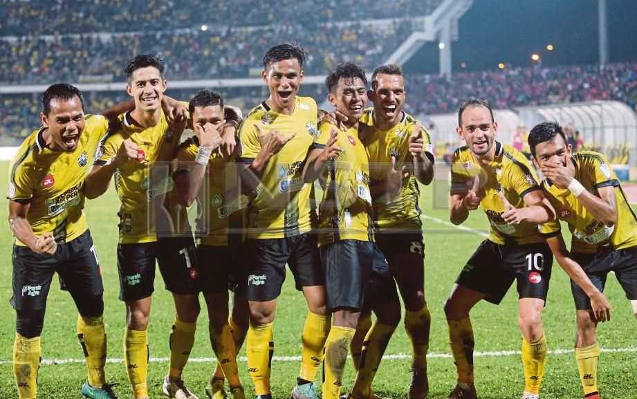 PEMAIN Perak, Muhammad Firdaus Saiyadi (empat kanan) meraikan jaringan keempat bersama rakan sepasukan ketika menentang Sabah di Stadium Perak, Ipoh. FOTO Abdullah Yusof