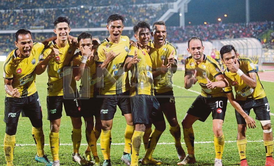PEMAIN Perak meraikan jaringan ketika menentang Sabah di Stadium Perak, Ipoh. FOTO Abdullah Yusof