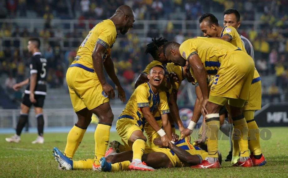 PEMAIN Pahang, Dickson Nwakaeme (tengah) melepasi kawalan dua pemain Perak di Stadium Darul Makmur. - FOTO Muhd Asyraf Sawal 