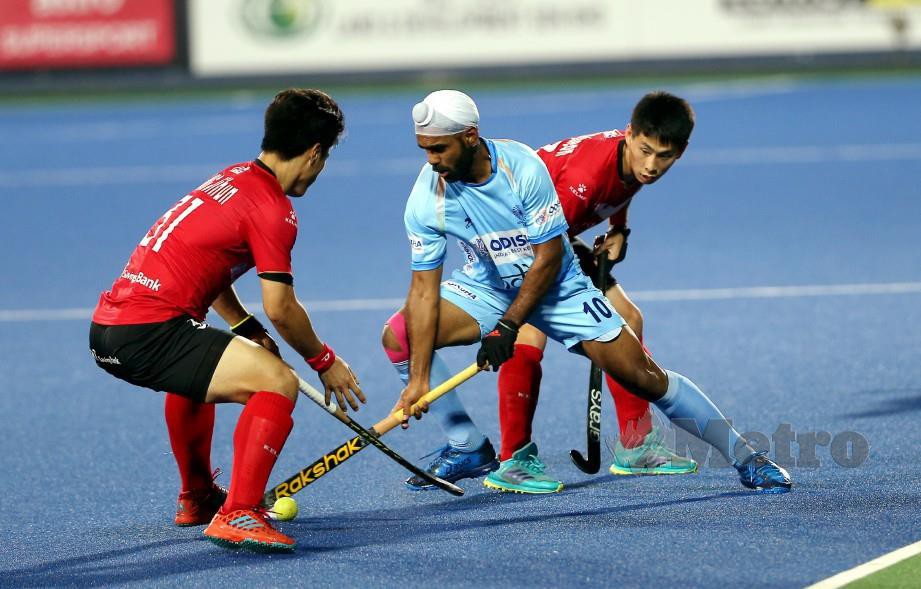 Pemain India, Mandeep Singh cuba melepasi pemain Korea Selatan pada perlawanan akhir Hoki Piala Sultan Azlan Shah edisi ke 28  di Stadium Azlan Shah, Ipoh. FOTO Effendy Rashid.