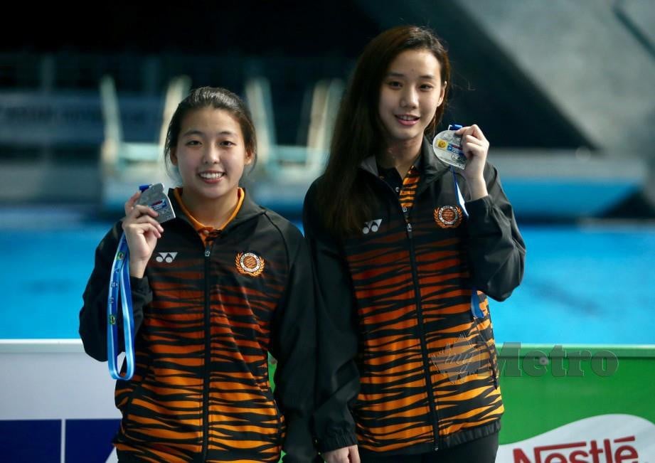 Ker Ying dan Zhiayi (kanan) memenangi pingat emas pada acara 3M Papan Anjal Seirama Wanita. FOTO Mohd Khairul Helmy Mohd Din.