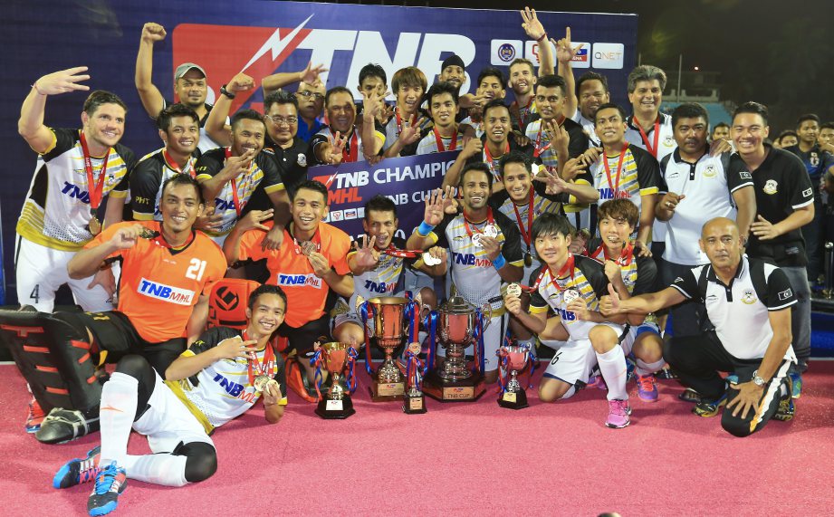 .Pasukan Terengganu Hockey Team (THT) yang muncul juara Piala TNB 2016 di Stadium Hoki Tun Razak, hari ini. - Foto HASRIYASYAH SABUDIN
