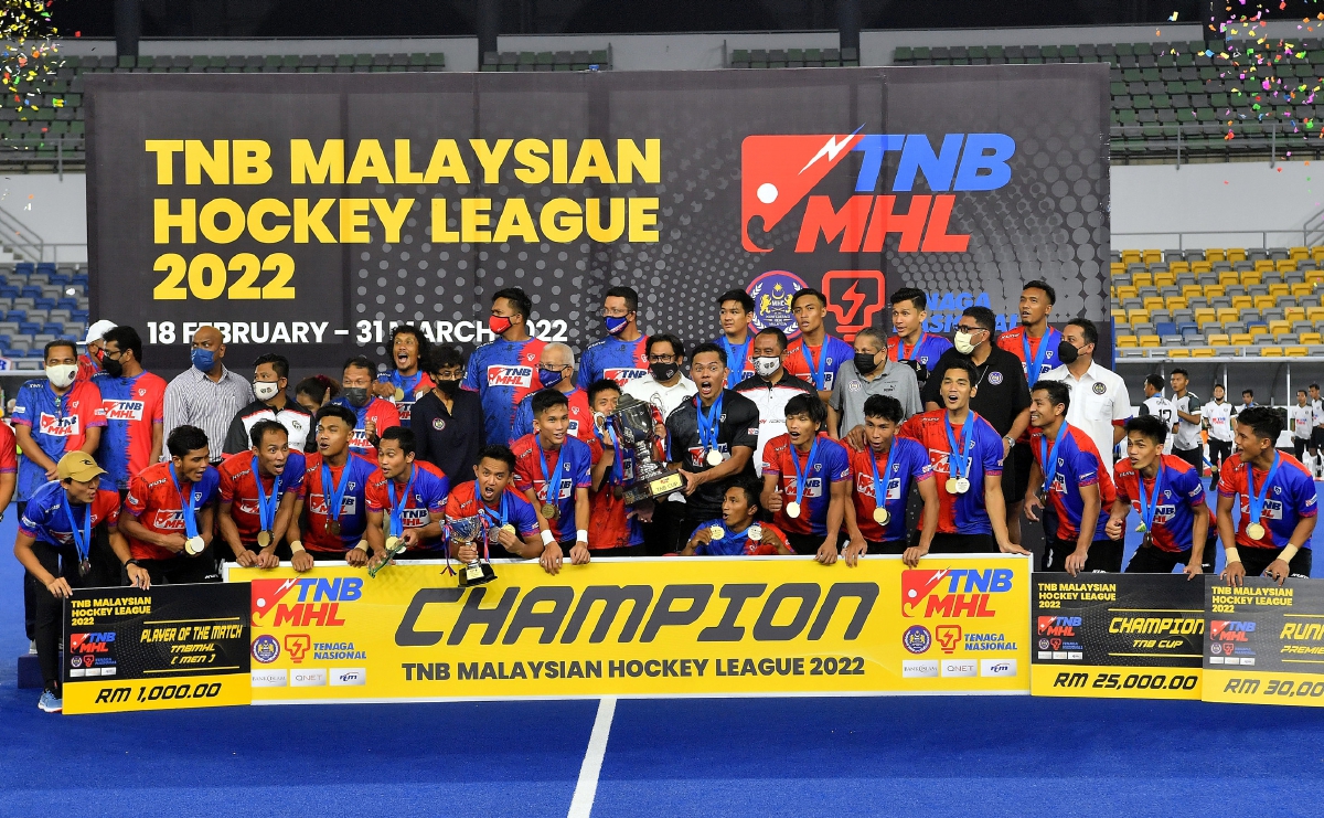 PASUKAN TNB menjulang Piala TNB 2022 selepas menewaskan THT, 3-2 di Stadium Hoki Nasional Bukit Jalil, malam tadi. FOTO Bernama