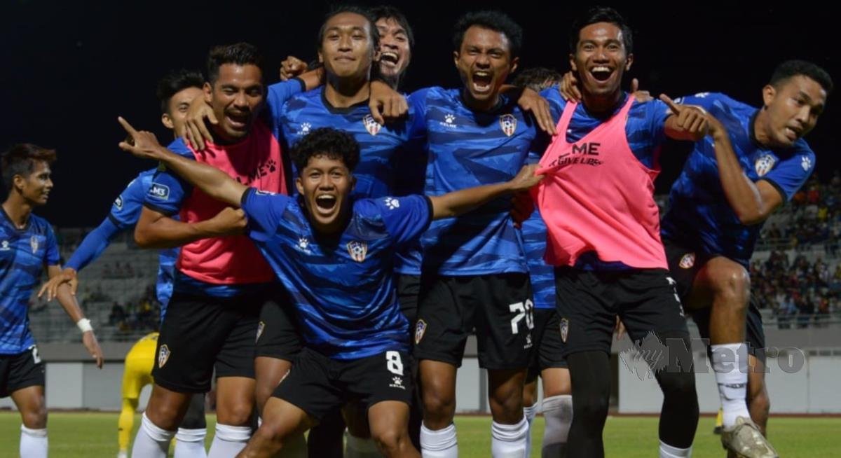 PEMAIN PIB FC, merayakan kemenangan selepas menewaskan Perlis United FC dengan jaringan 3-0 di Stadium Tuanku Syed Putra, Kangar. FOTO AIZAT SHARIF
