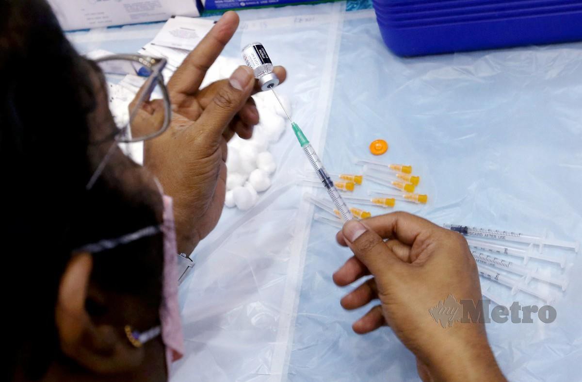 Petugas perubatan menyediakan vaksin Covid-19 sempena Program Imunisasi Covid-19 Kanak-kanak (PICKids) di Pusat Pemberian Vaksin (PPV) Offsite Tapak Ekspo Seberang Jaya, semalam. Foto Danial Saad
