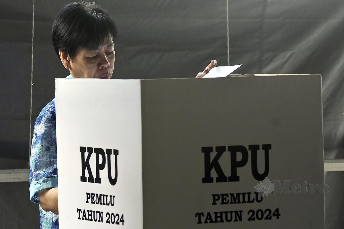 Proses pengundian awal Pemilihan Umum Indonesia (PEMILU) 2024 di Konsulat Jeneral Republik Indonesia (KJRI) Kota Kinabalu. FOTO MOHD ADAM ARININ