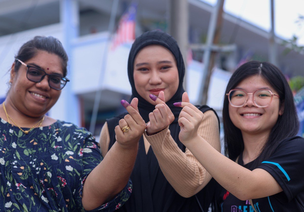 (DARI kiri) Nur Sheela Nyanasegaran, 34, Nur Diyana Afiqah Zakaria, 28, dan Tey Sin Ler, 20, menunaikan tanggungjawab sebagai pengundi pada PRK Dun Simpang Jeram di Sekolah Kebangsaan Simpang Jeram hari ini. FOTO Bernama