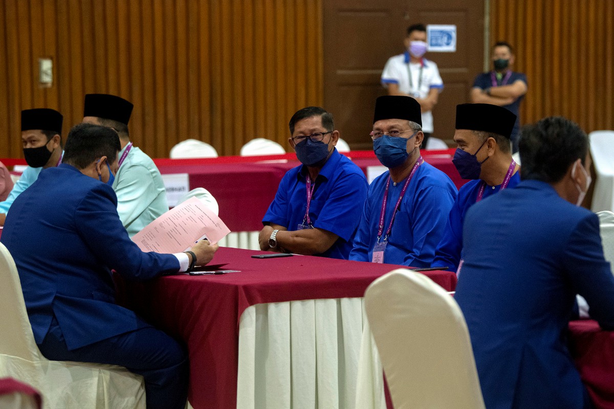 Hasni ketika mengemukakan kertas pencalonan bagi PRN Johor di pusat penamaan calon bagi kerusi DUN Benut di Dewan Serbaguna Benut hari ini. Foto Bernama