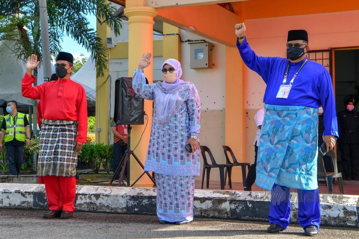 AB Rauf (kanan) bersama dua lagi calon DUN Tanjung Bidara iaitu Zainal (kiri) dan Mas Ermieyati. FOTO Bernama