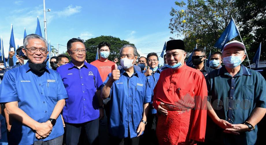  MUHYIDDIN memberi sokongan kepada calon PN bagi kerusi Dun Sulaman, Datuk Seri Hajiji Mohd Noor pada proses penamaan calon sempena Pilihan Raya Negeri Sabah di Pejabat Bersatu Tuaran hari ini. FOTO Bernama 