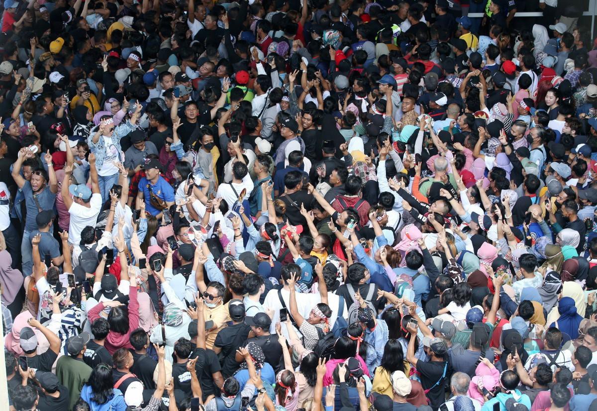 SEBAHAGIAN rakyat Indonesia hadir untuk melaksanakan undi awal sempena Pemilu 2024 di WTCKL. FOTO Eizairi Shamsudin