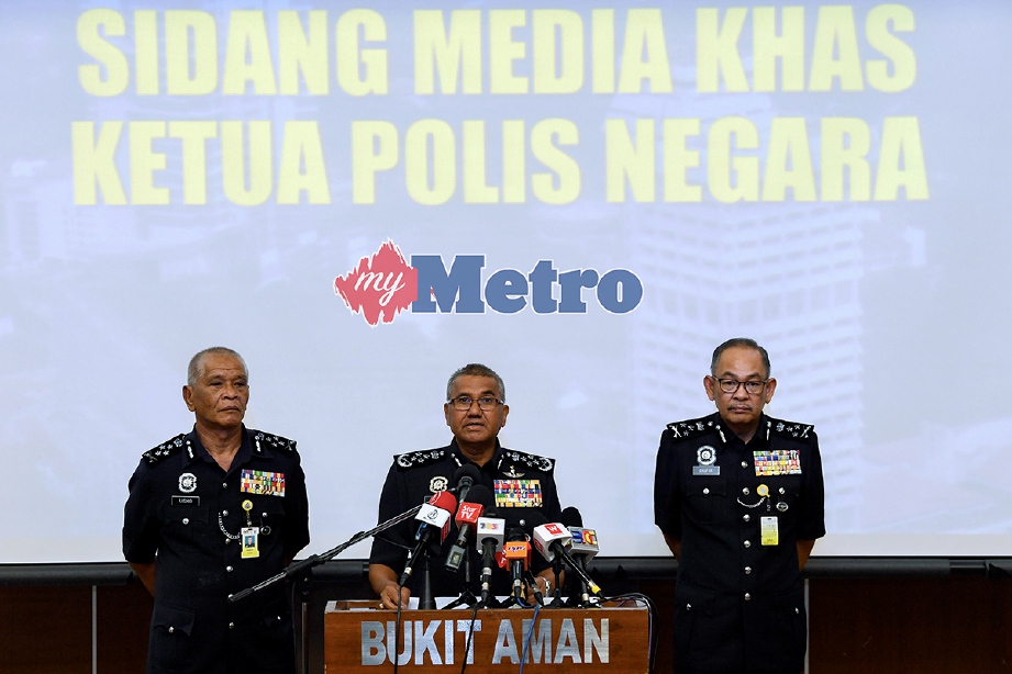 MOHAMAD Fuzi (tengah) pada sidang media berkenaan Undi Pos Anggota Polis Diraja Malaysia (PDRM) di Ibu Pejabat Polis Diraja Malaysia Bukit Aman. -Foto BERNAMA