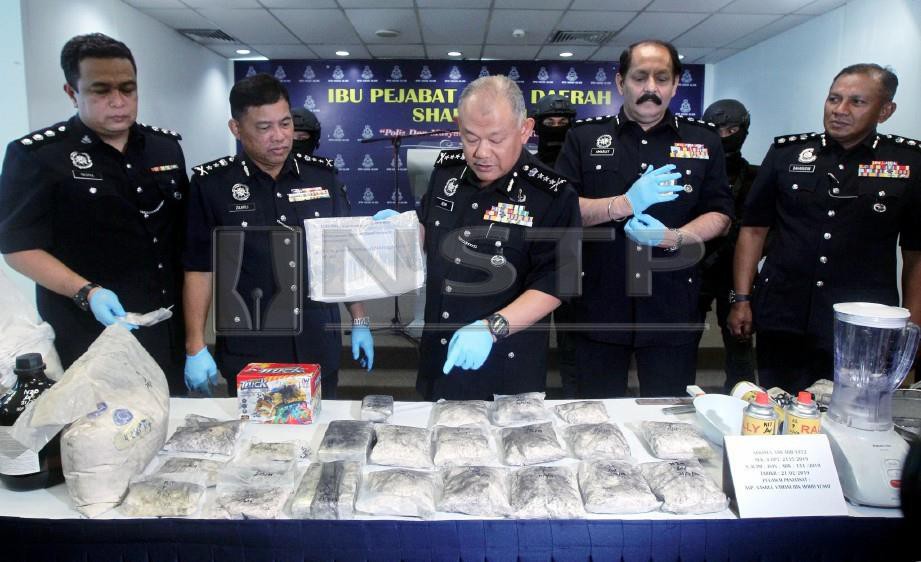 NOOR Azam (tiga dari kiri) menunjukkan dadah jenis heroin pada sidang media  di Ibu Pejabat Polis Daerah Shah Alam. FOTO/INTAN NUR ELLIANA ZAKARIA