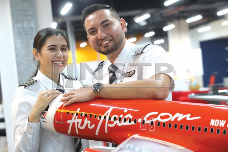 NADIRA dan Abdul Rahman sangat dedikasi sebagai juruterbang AirAsia. FOTO Nurul Shafina Jemenon