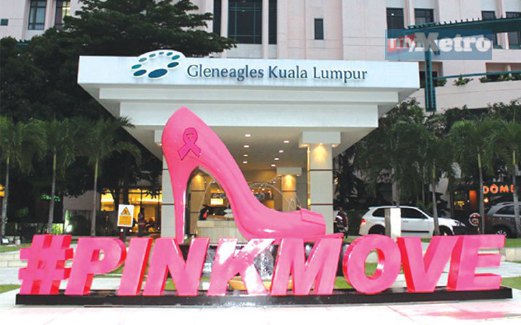 REPLIKA gergasi kasut merah jambu sebagai tanda ingatan kepada pesakit kanser payudara.