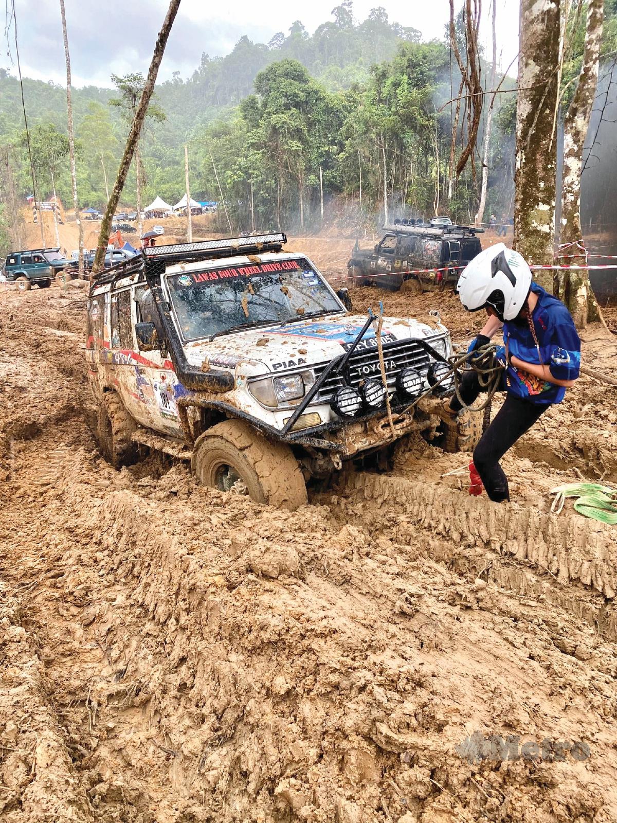 JASMINE mengendali kenderaan tersangkut dalam lumpur menggunakan winch.