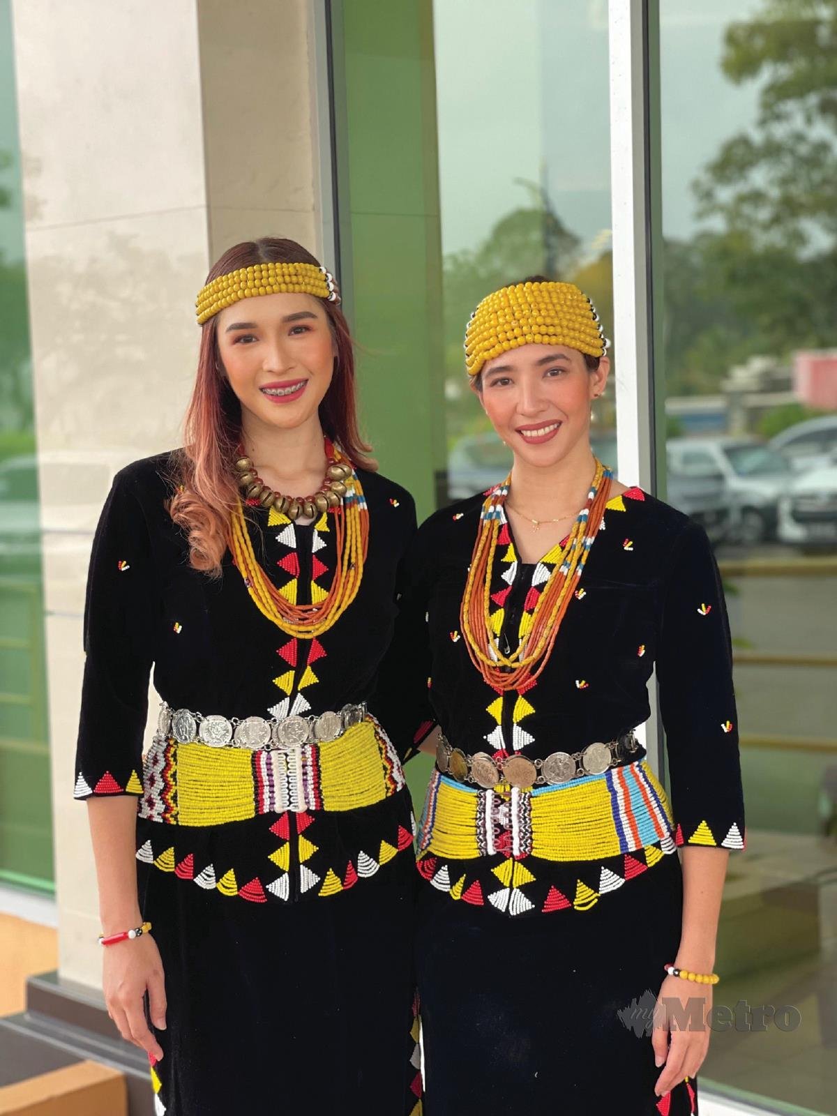 JASMINE (kiri) dan Grace (kanan) berpakaian tradisional suku kaum Lun Bawang.